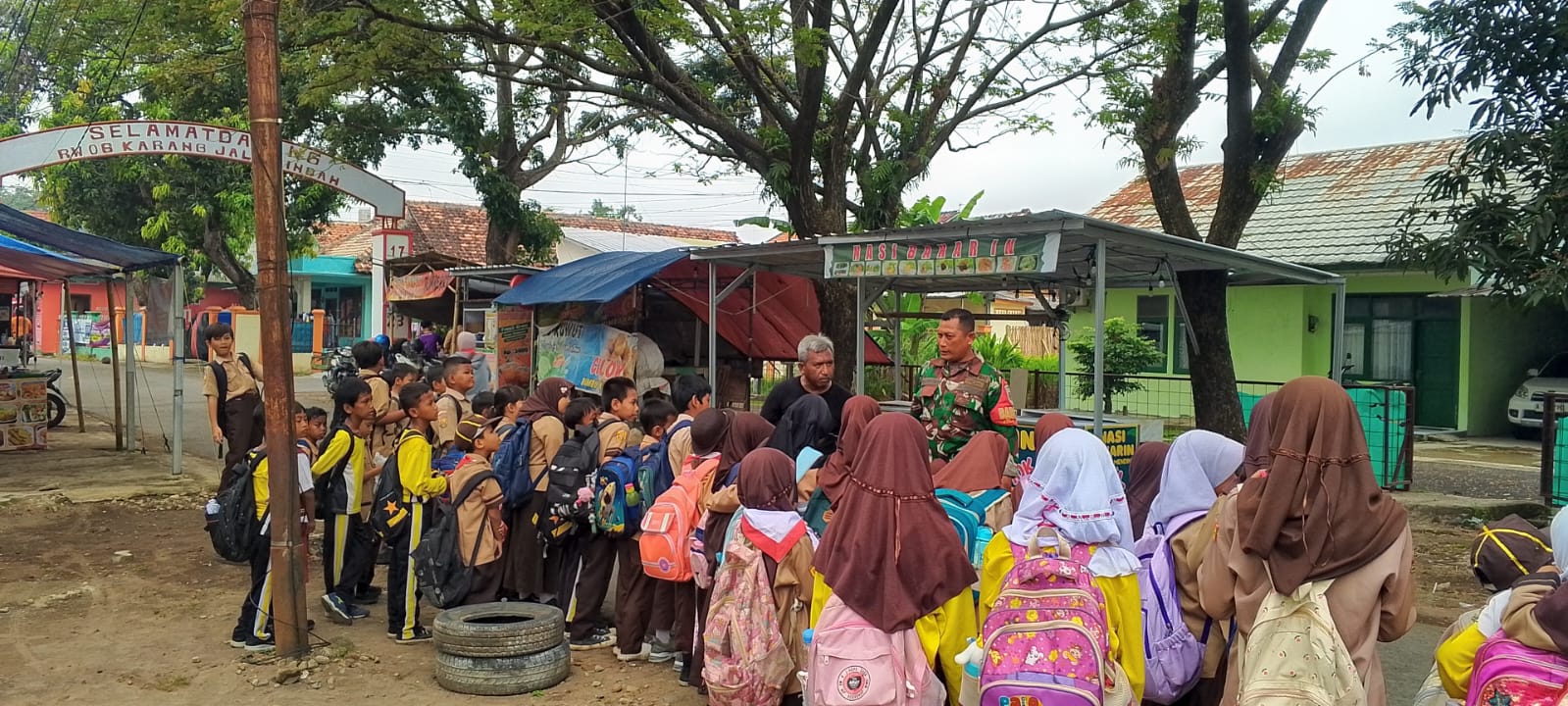 Babinsa Sunyaragi Laksanakan Kerja Bakti Pembersihan Sampah Plastik Bersama Siswa SDN 1 Karangjalak.