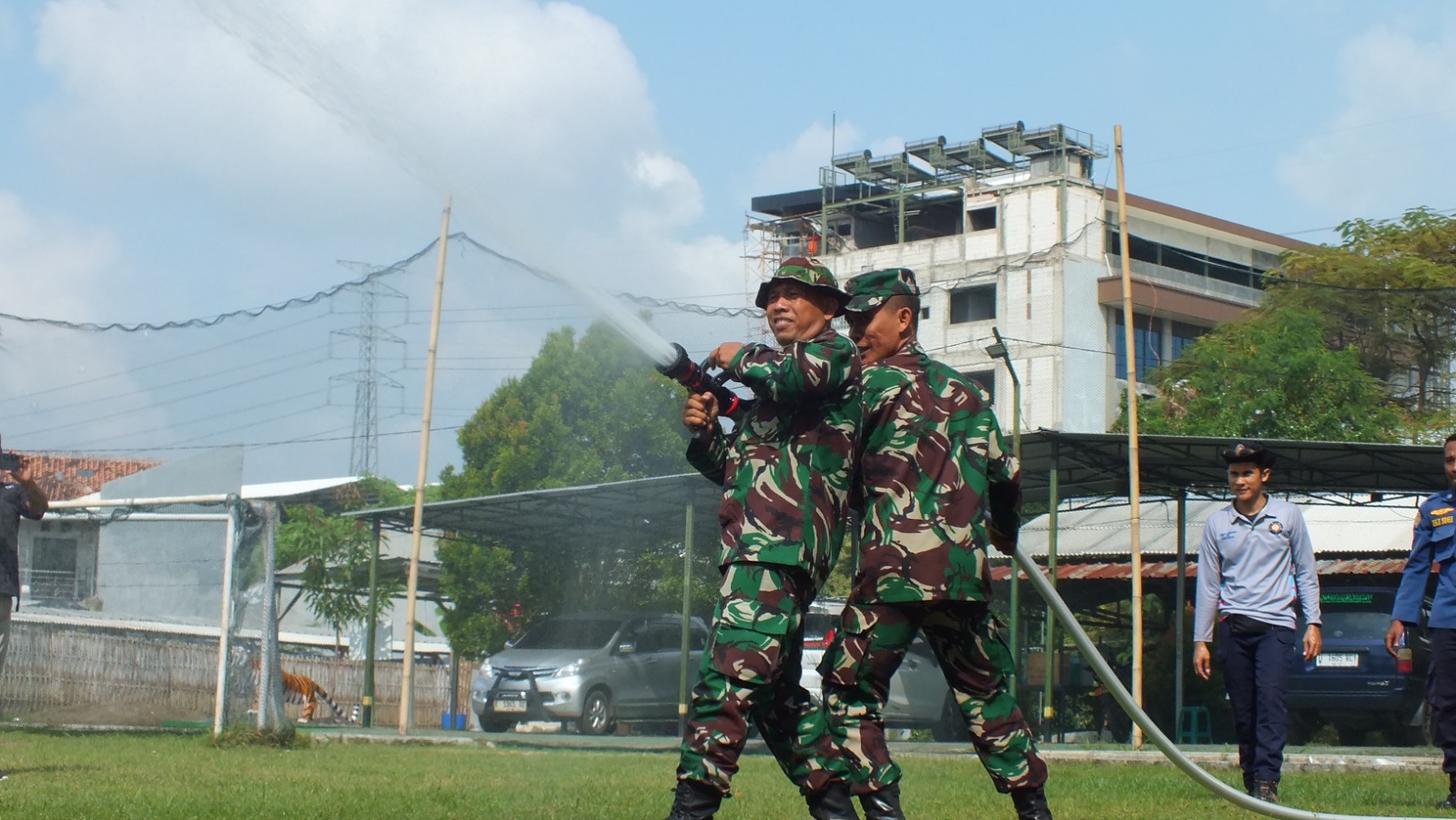 Kodim 0614/Kota Cirebon Gelar Latihan Pemadaman Kebakaran Bersama Tim Damkar.