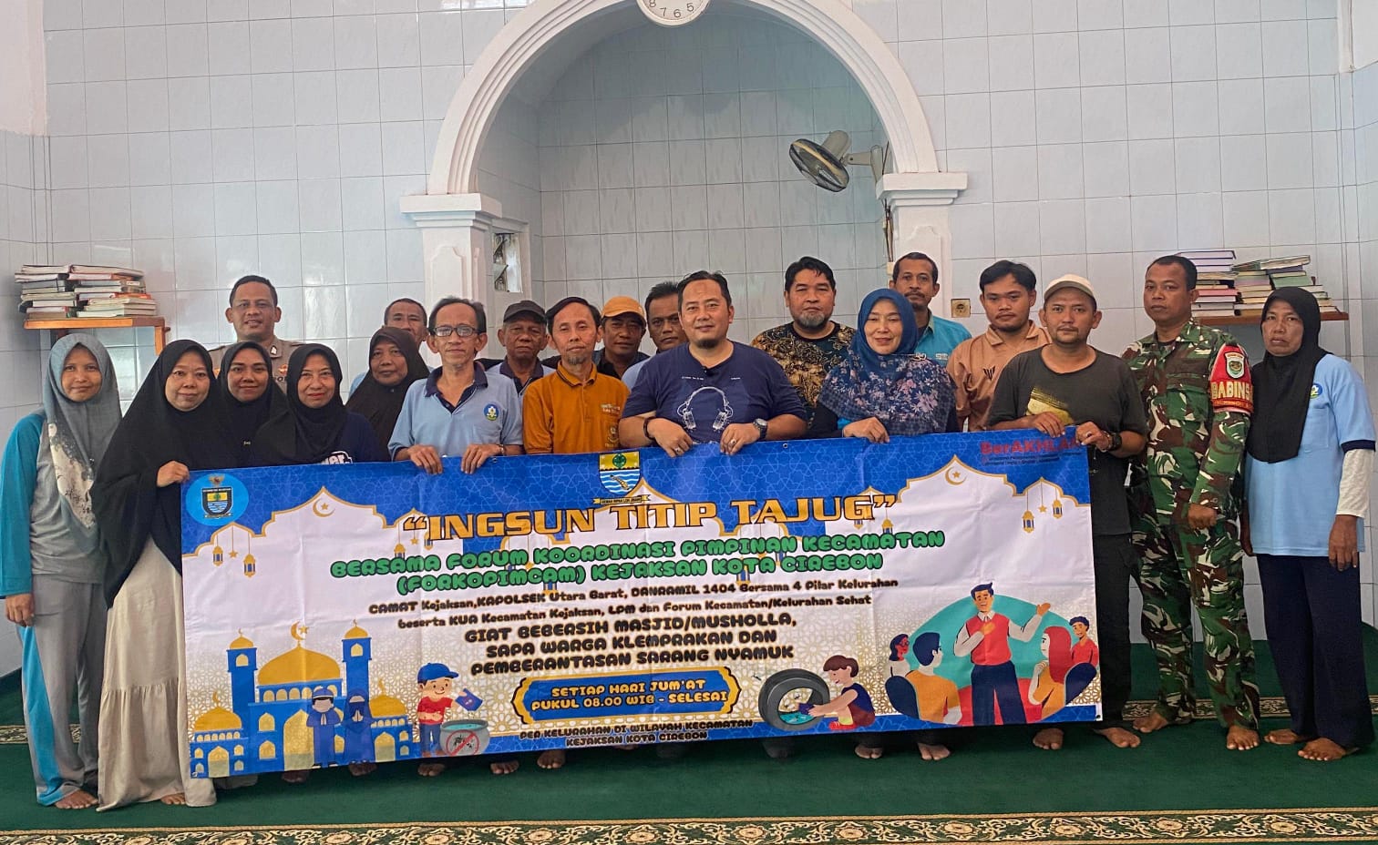 Babinsa Kebon Baru Bersama Warga Gelar Bersih Masjid dan PSN