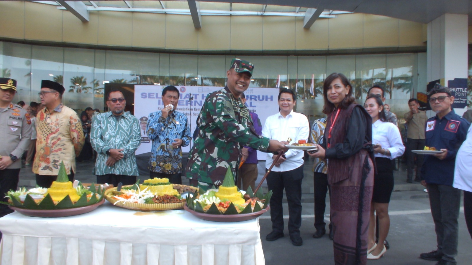 Hadiri Apel Peringatan Hari Buruh Internasional (May Day) Tahun 2026,Dandim 0614/Kota Cirebon : Perkuat Kebersamaan dan Sinergi.