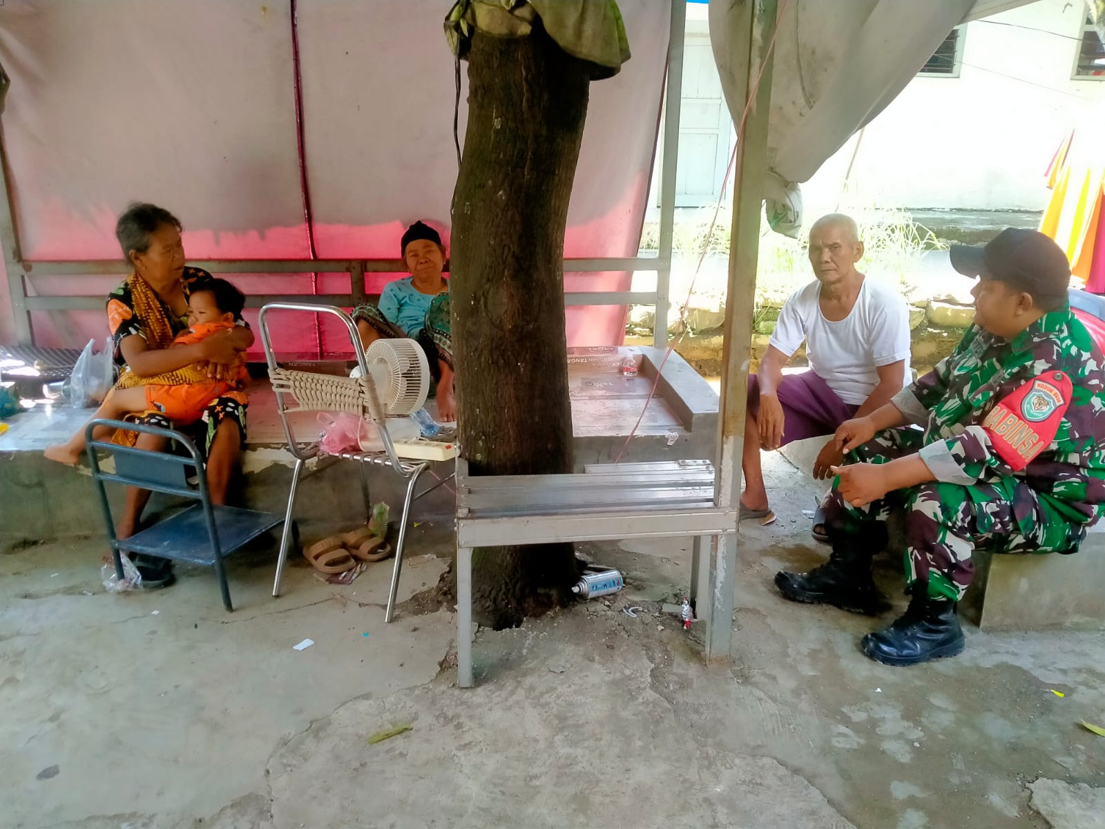 Bintara Pembina Desa (Babinsa) Desa Jatipura, Serda Suhartono dari Koramil 0620-18/Susukan, melaksanakan kegiatan komunikasi sosial (komsos)