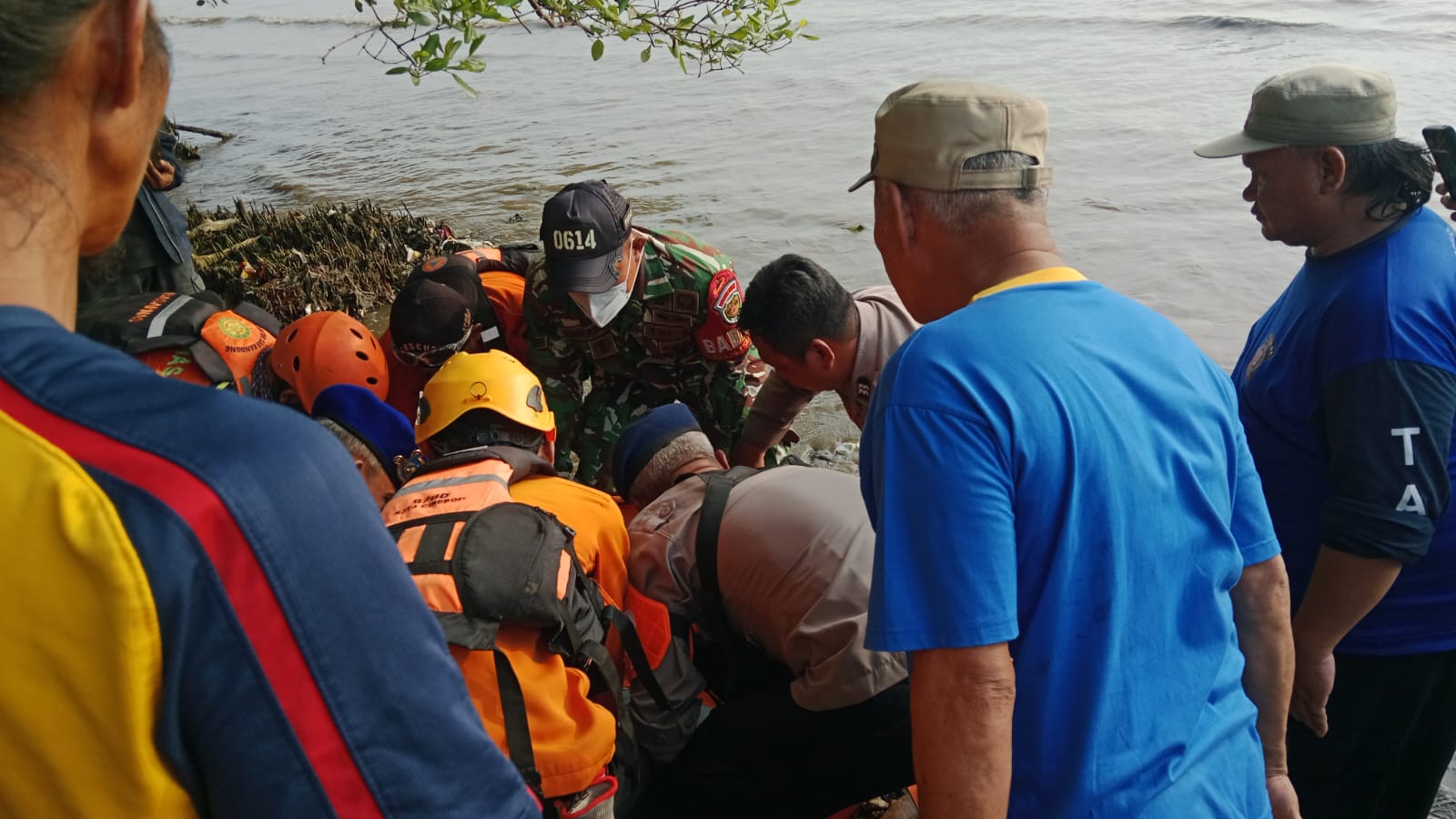 Anak Hanyut di Sungai Kriyan Ditemukan,Babinsa Turut Evakuasi Jenazah di Hari Ketiga Pencarian