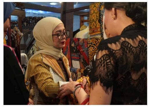 Kilau Hari Kedua PERSIT BISA: Pesona Fashion Show dan Antusiasme Tinggi di Booth Batik Rosi