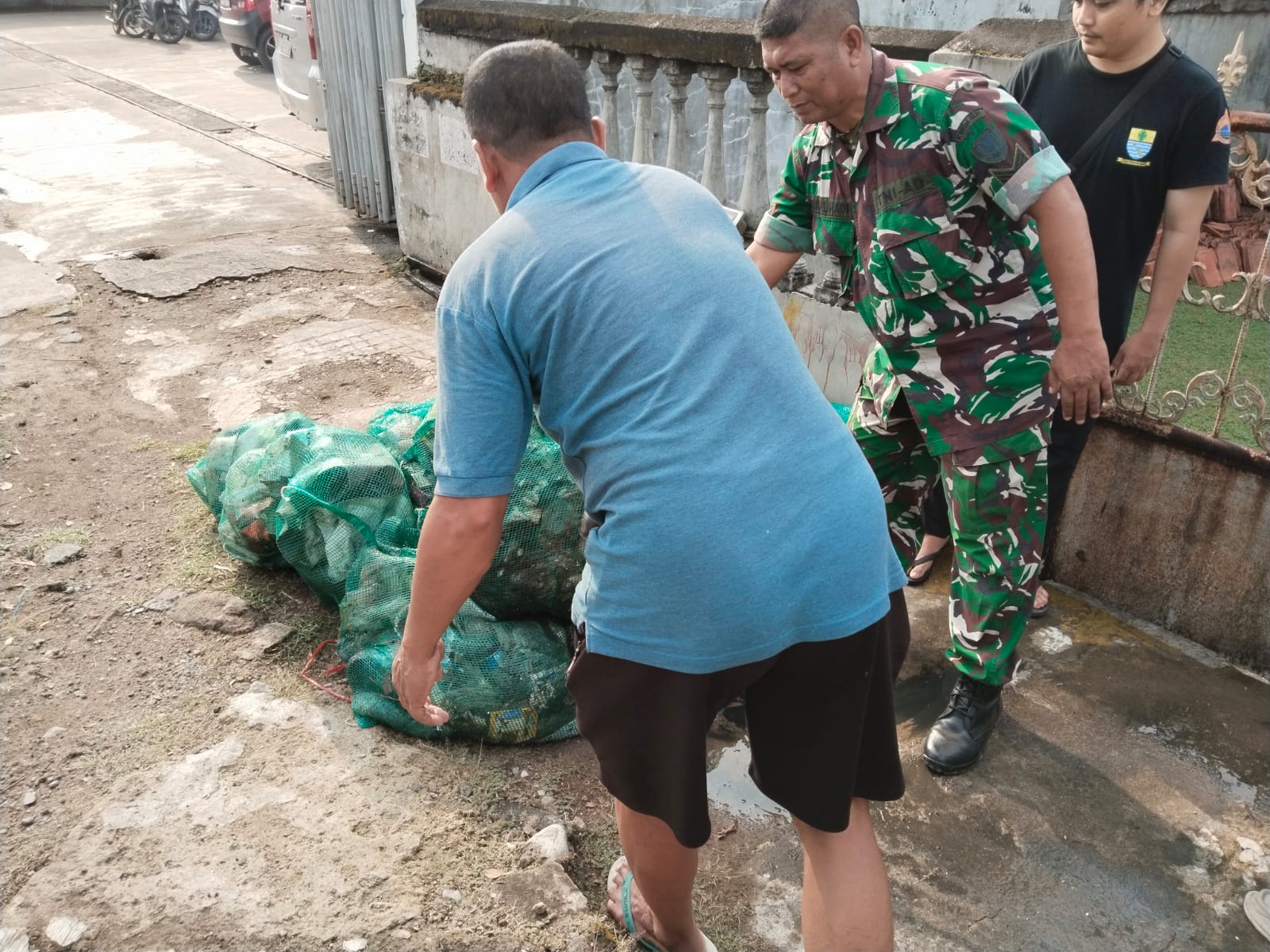 Babinsa Harjamukti Bersama Warga Kerja Bhakti Bersihkan Saluran Air Cegah Banjir