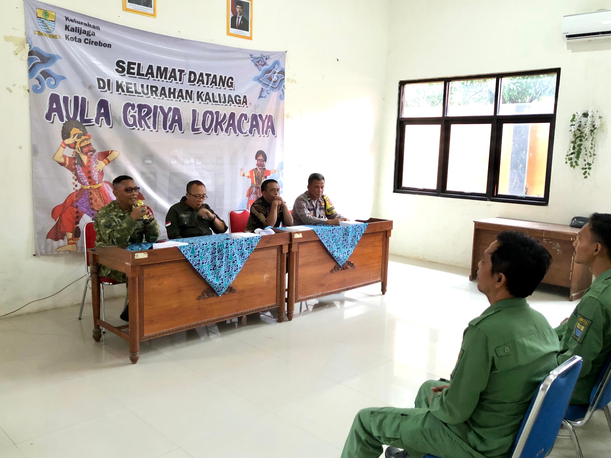 Babinsa Kalijaga Laksanakan Rapat Koordinasi Satlinmas Kelurahan Kalijaga