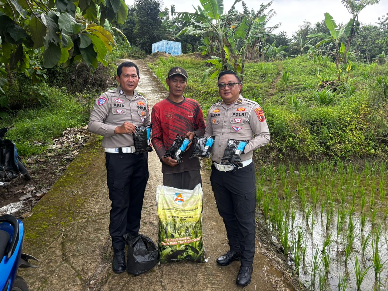 Dalam rangka mendukung Program Swasembada Pangan Nasional, Satlantas Polres Kuningan melaksanakan kegiatan pemberian bantuan bibit jagung kepada Kelompok Tani