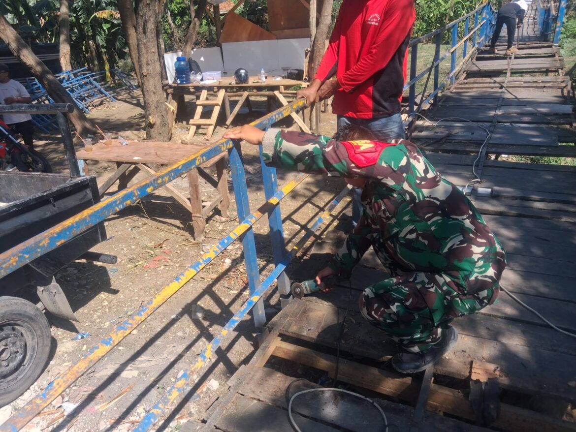 Babinsa Kecapi Bersama Warga Gotong Royong Perbaiki Jembatan Gantung Demi Kelancaran Akses Transportasi