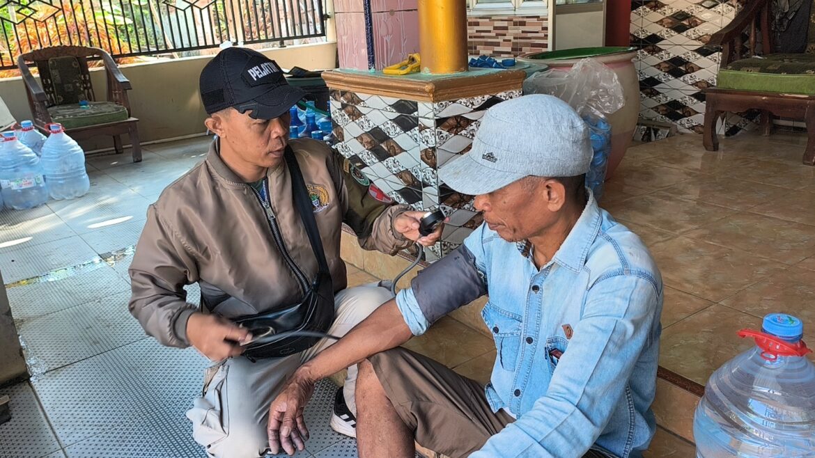 Jemput Bola, Satgas Kesehatan TMMD ke-129 Kodim 0620/Kab. Cirebon Datangi Rumah Warga Berikan Pelayanan Kesehatan