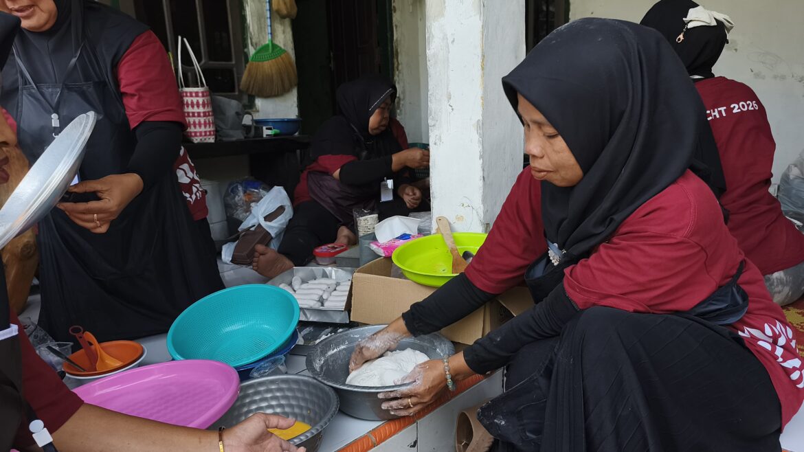 Dari Dapur Menuju Kemandirian: TMMD Ke-129 Kodim 0620/Kab. Cirebon Bekali Ibu-Ibu Desa Luwung Kencana Keterampilan Membuat Pempek