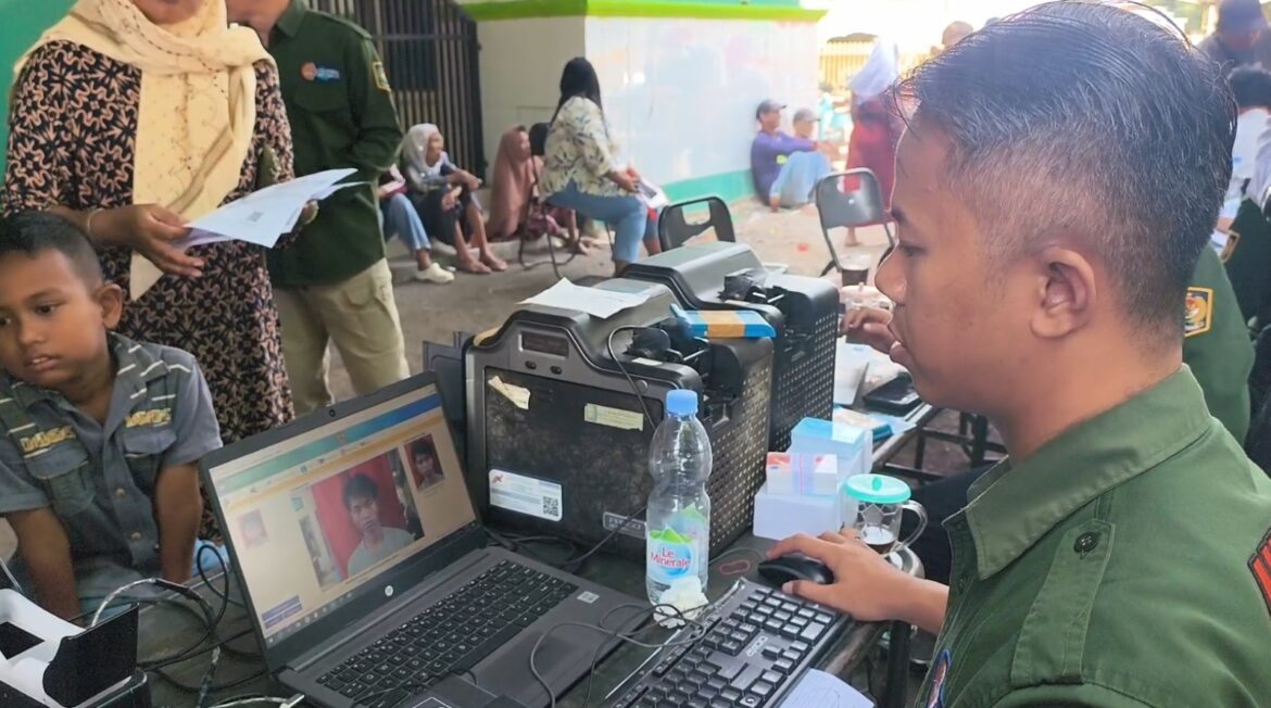 TMMD ke-129 Kodim 0620/Kab. Cirebon Hadirkan Layanan Administrasi Kependudukan, Warga Desa Luwung Kencana Kini Lebih Mudah Urus KIA, KTP, Akta Kelahiran, dan KK
