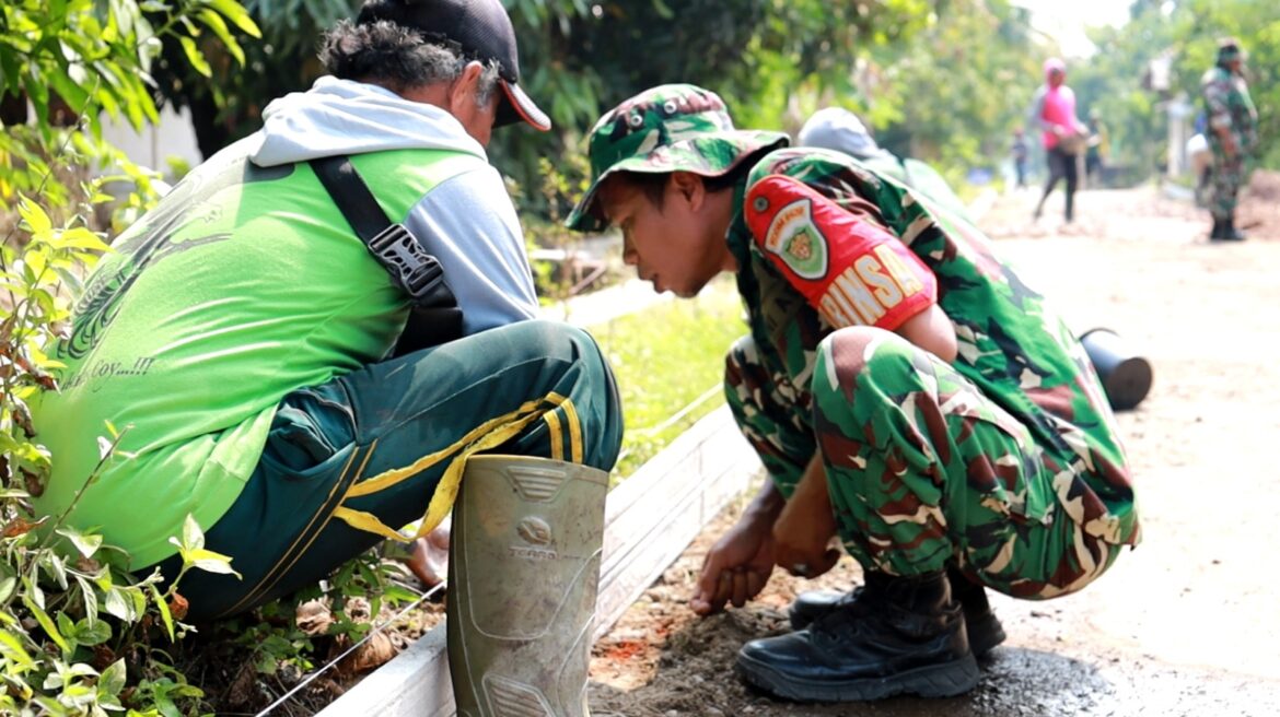 Pembuatan Rabat Beton Jalan Kreteg Loneng Sepanjang 660 Meter, TMMD ke-129 Kodim 0620/Kab. Cirebon Perkuat Akses dan Tingkatkan Kesejahteraan Warga Desa Luwung Kencana