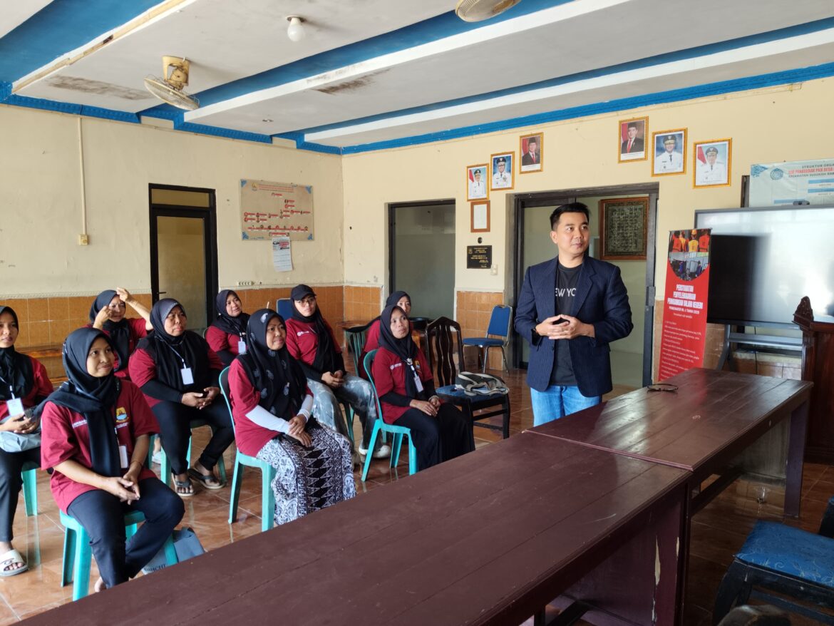 Bangkitkan Jiwa Wirausaha, TMMD ke-129 Kodim 0620/Kab. Cirebon Bekali Ibu-Ibu Desa Luwung Kencana dengan Ilmu Bisnis