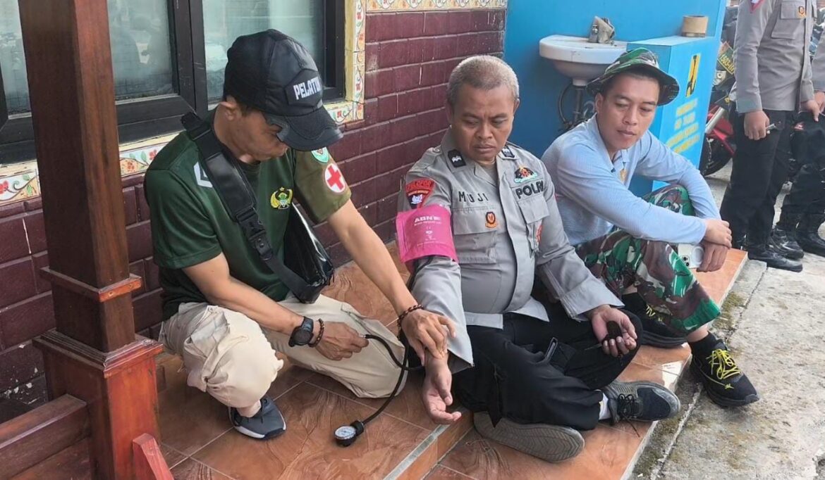 Satgas Kesehatan TMMD Ke-129 Kodim 0620/Kab. Cirebon Sigap Layani Warga, Wujud Nyata Kepedulian TNI di Desa Luwung Kencana
