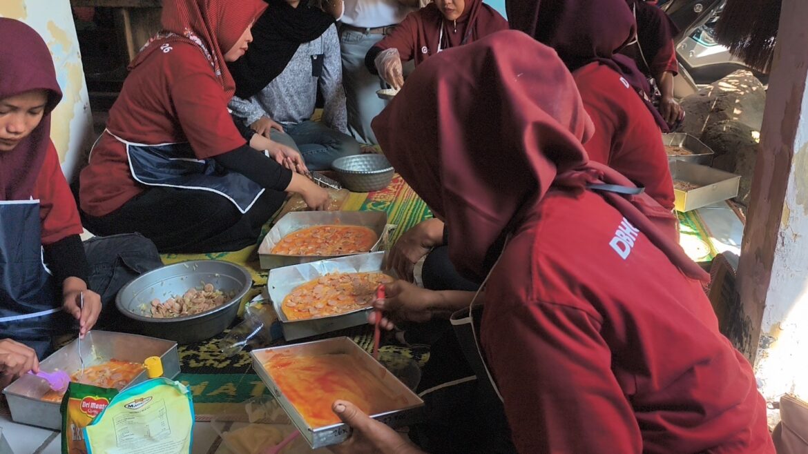 Ibu-Ibu Desa Luwung Kencana Antusias Ikuti Pelatihan Pizza Tahap II dalam Program TMMD ke-129 Kodim 0620
