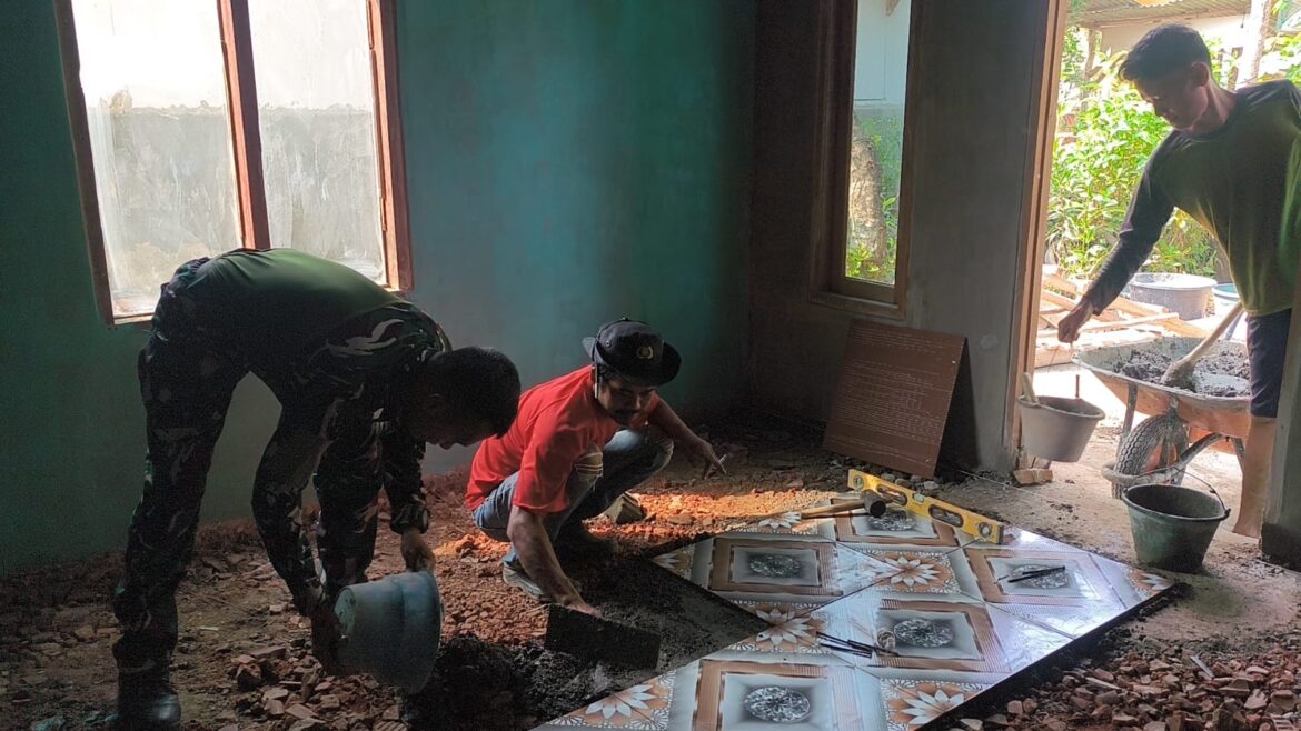 Rumah Impian Mulai Terwujud, Proses Pemasangan Keramik Rehab RTLH Bapak Karno Jadi Tahapan Penting TMMD ke-129 Kodim 0620/Kab. Cirebon