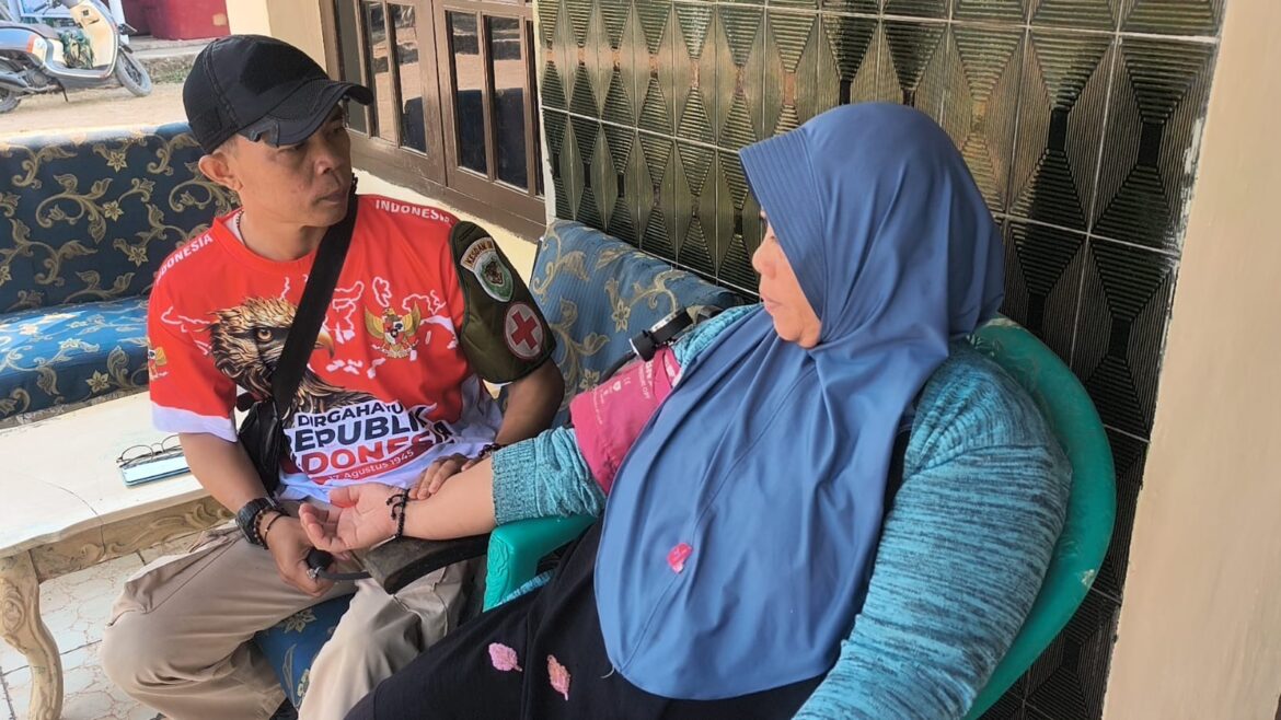 Hadir hingga Pintu Rumah, Pelayanan Kesehatan Satgas TMMD ke-129 Kodim 0620/Kab. Cirebon Beri Kepedulian Nyata bagi Warga Luwung Kencana