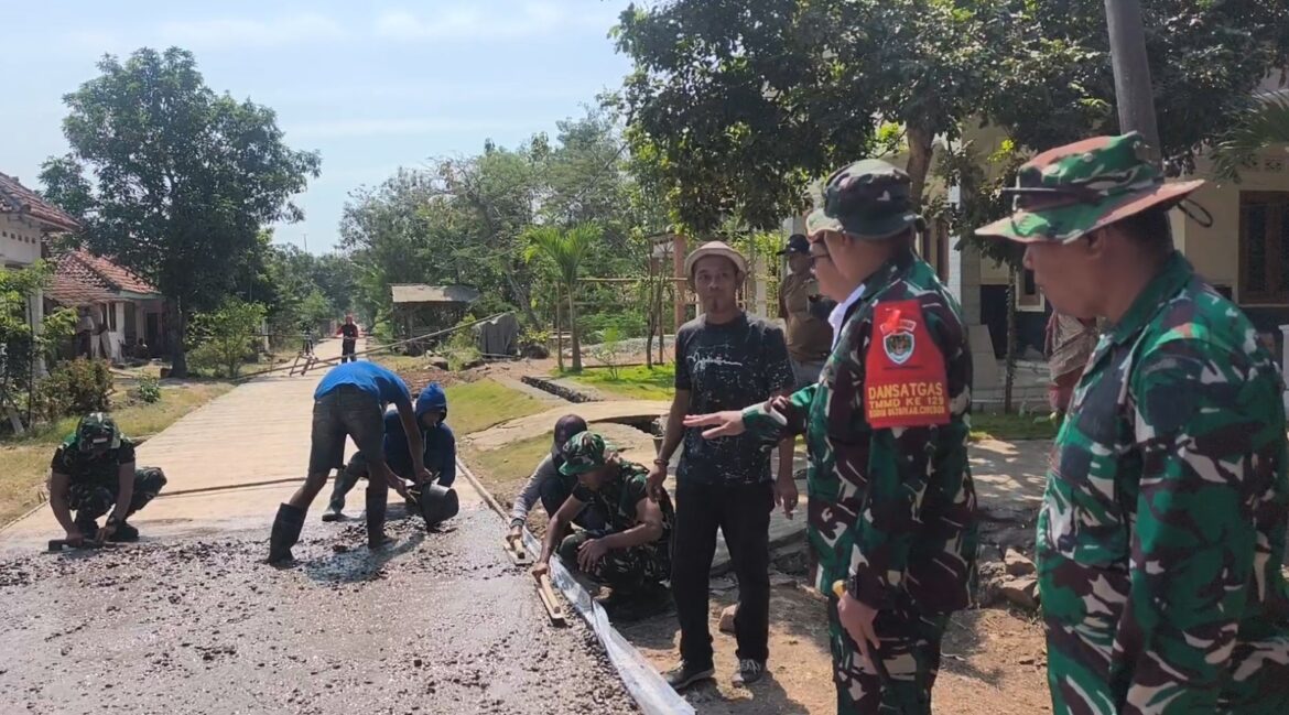 Pastikan Kualitas dan Tepat Sasaran, Dandim 0620/Kab. Cirebon Tinjau Langsung Pembangunan Jalan Rabat Beton TMMD ke-129 di Desa Luwung Kencana*