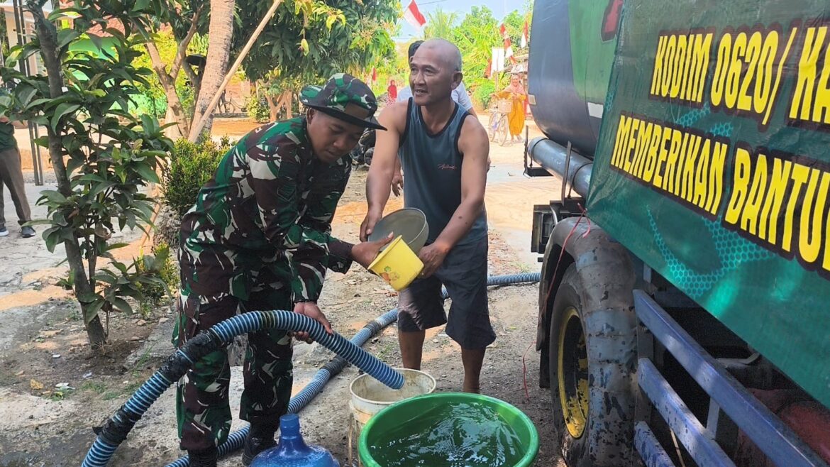 Mengalirkan Harapan di Tengah Kemarau, Satgas TMMD ke-129 Salurkan Bantuan Air Bersih kepada Masyarakat