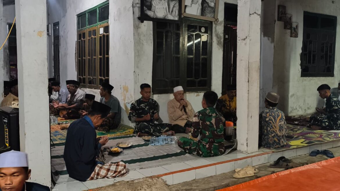 Tak Hanya Membangun Infrastruktur, Satgas TMMD ke-129 Kodim 0620/Kab. Cirebon Hadir dalam Tahlil Almarhumah Ibu Sukari sebagai Bukti Kepedulian Sosial
