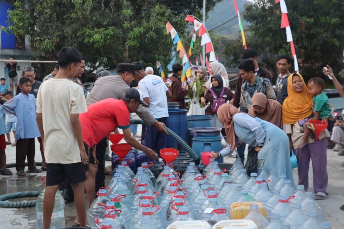 Gandeng PAM Tirta Kamuning, Polres Kuningan Salurkan Bantuan Air Bersih ke Desa Pakembangan