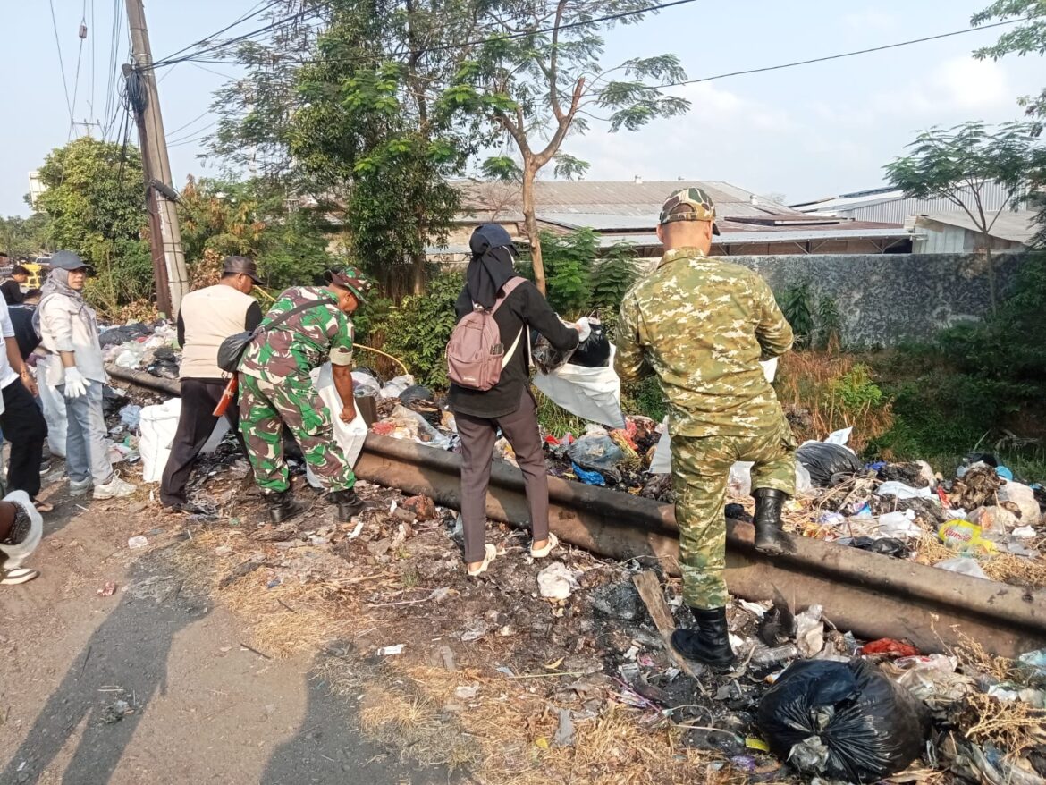 Babinsa Koramil 0620-07/Plumbon Bersama Forkopimcam dan Warga Gelar Jumat Bersih di Sekitar Pintu Masuk Jalan Tol Plumbon