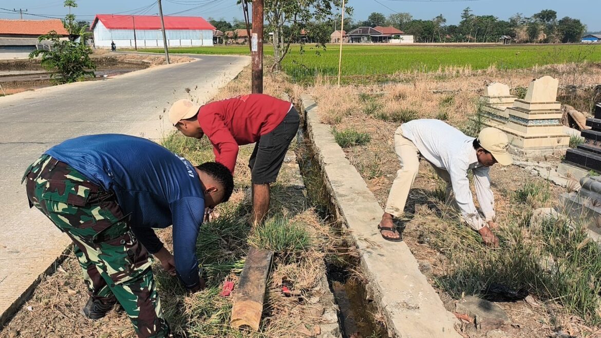 Perkuat Kemanunggalan TNI dan Rakyat, Satgas TMMD ke-129 Gelar Karya Bakti di TPU Desa Luwung Kencana