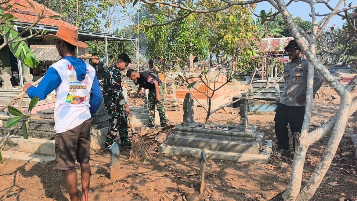 Karya Bakti TMMD ke-129, Kodim 0620/Kab. Cirebon Bersihkan TPU Desa Luwung Kencana