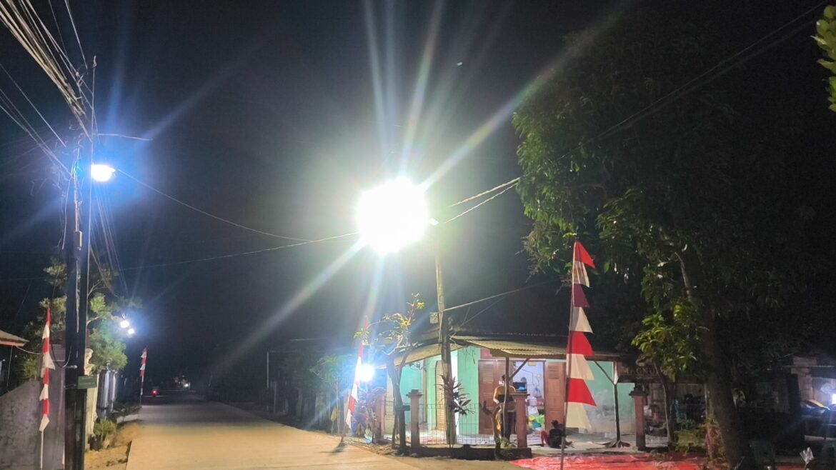 TMMD ke-129 Kodim 0620/Kab. Cirebon Gandeng Dishub Pasang Lampu Penerangan Jalan di Desa Luwung Kencana